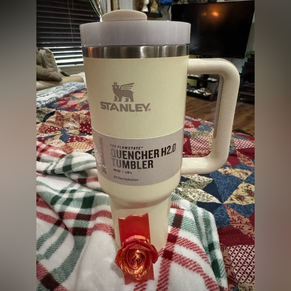 Stanley Quencher H2.0 40oz Tumbler in Cream with a Rose tumbler topper NEW